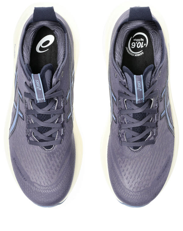 Navy laces are used to match the upper of this shoe.