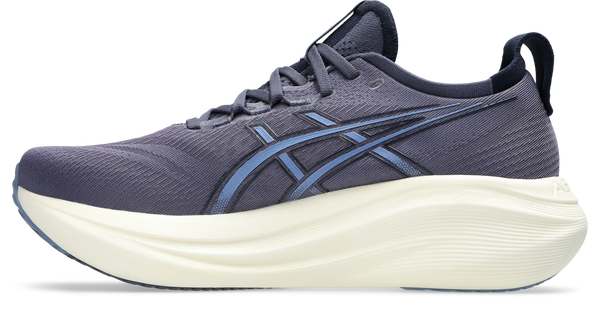 Curved lines run through the midsole giving it an aero-dynamic look.