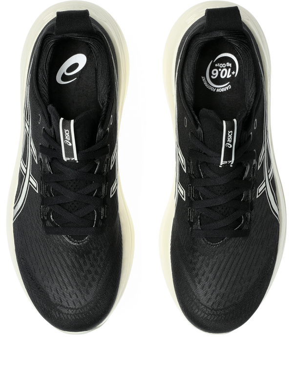Black laces and insoles are used to match the upper of this shoe.