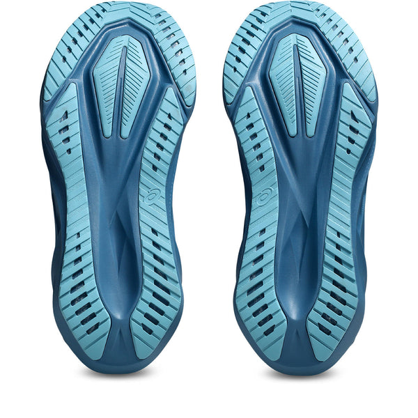 Light blue rubber on the outsole of this shoe is placed in a geometric pattern around the outside edge of the sole and in the toe area.