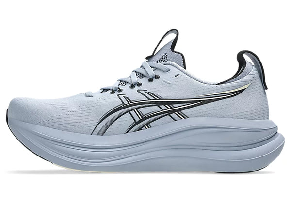 Ridges run through the midsole to give it an aero-dynamic look.