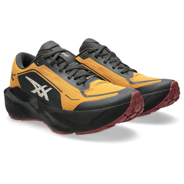A white asics logo is in the middle of the upper on the lateral side.