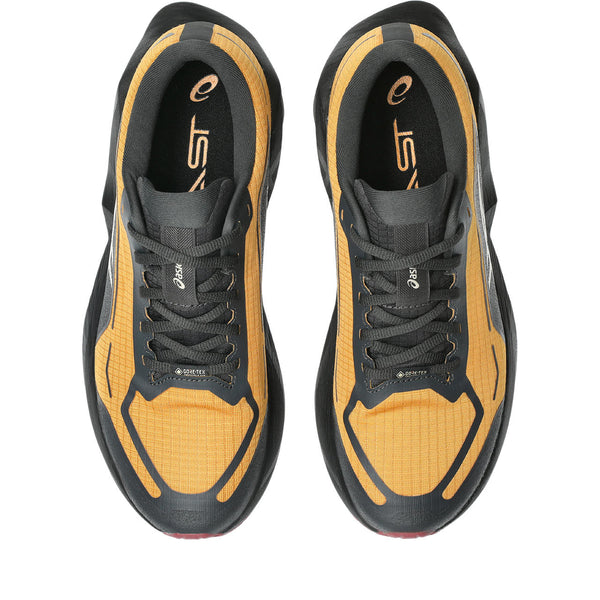 Black laces are used on this shoe.