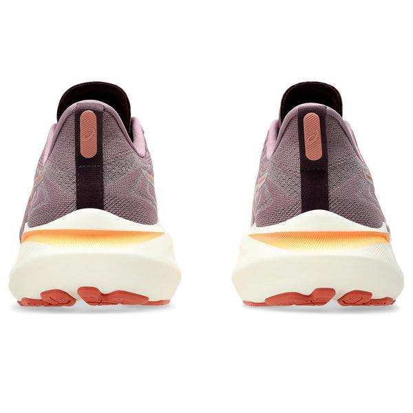 The heel area of this GT-2000 has a black strip down the middle with a tab attached.