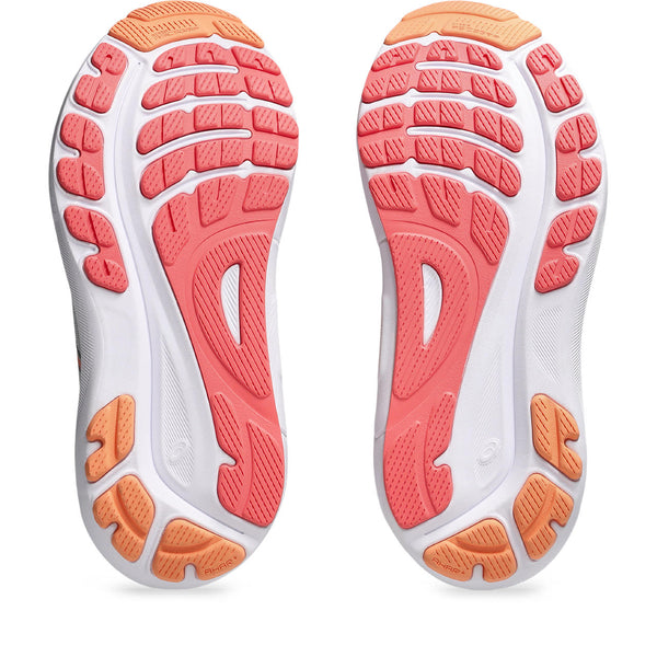 The outsole of the Kayano 31 is a fairly straight last that typically works well for those who over-pronate.