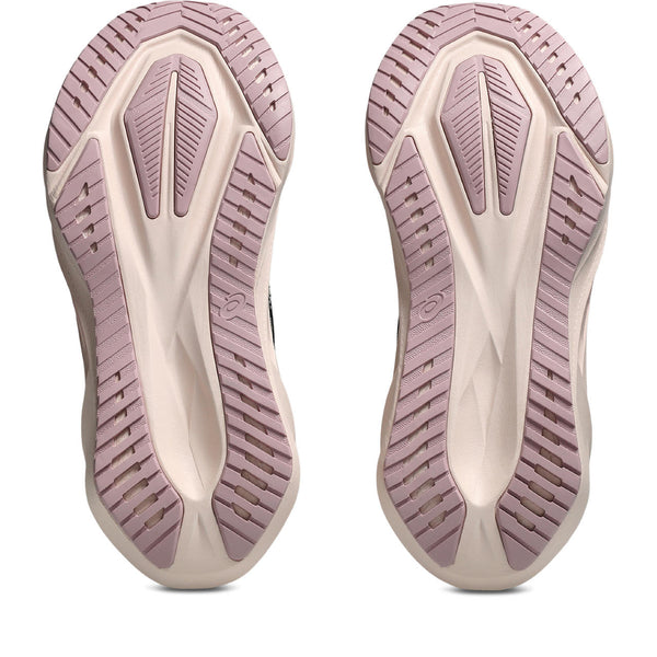 Light pink rubber is used on the outsole.
