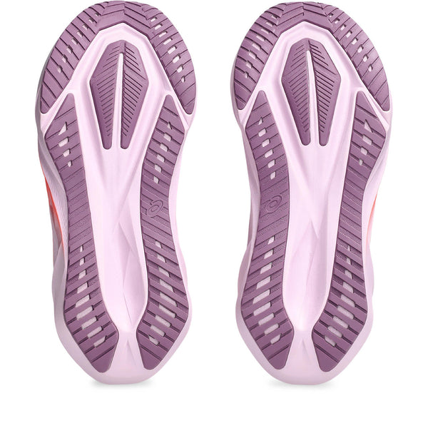 The outsole of the Novablat 5 has most all of the rubber on the edges, allowingfor more cushion in the middle.