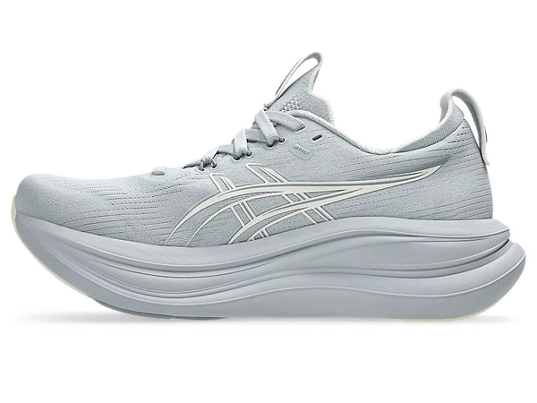 Ridges run through the midsole to give it an aero-dynamic look.