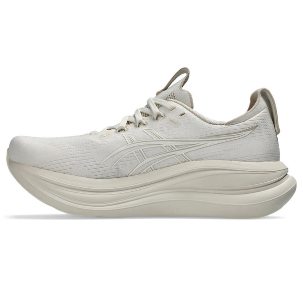 Lines run through the midsole to give it a more aero-dynamic look.