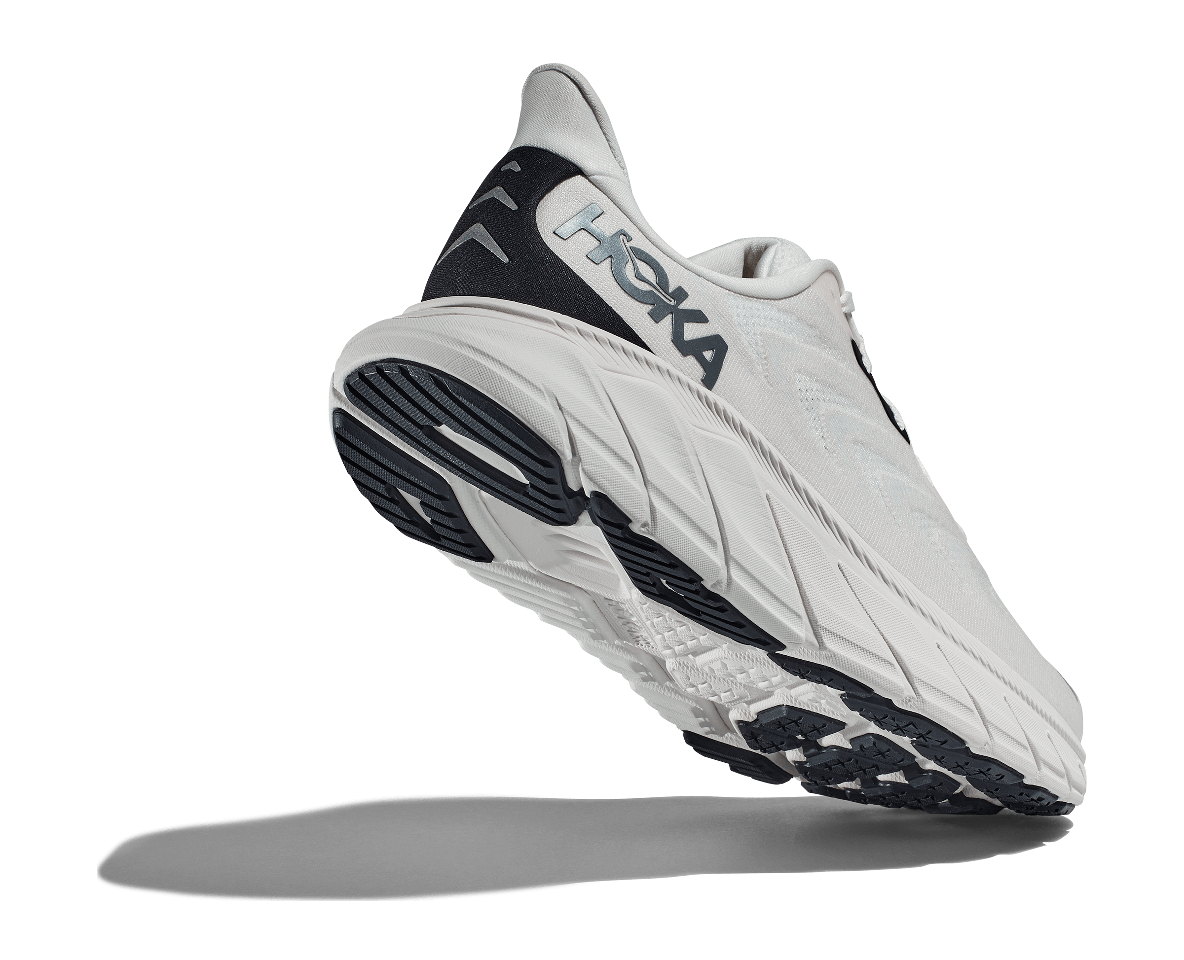 Back angled view of the Men's HOKA Arahi 6 in the color Blanc de Blanc/Steel Wool