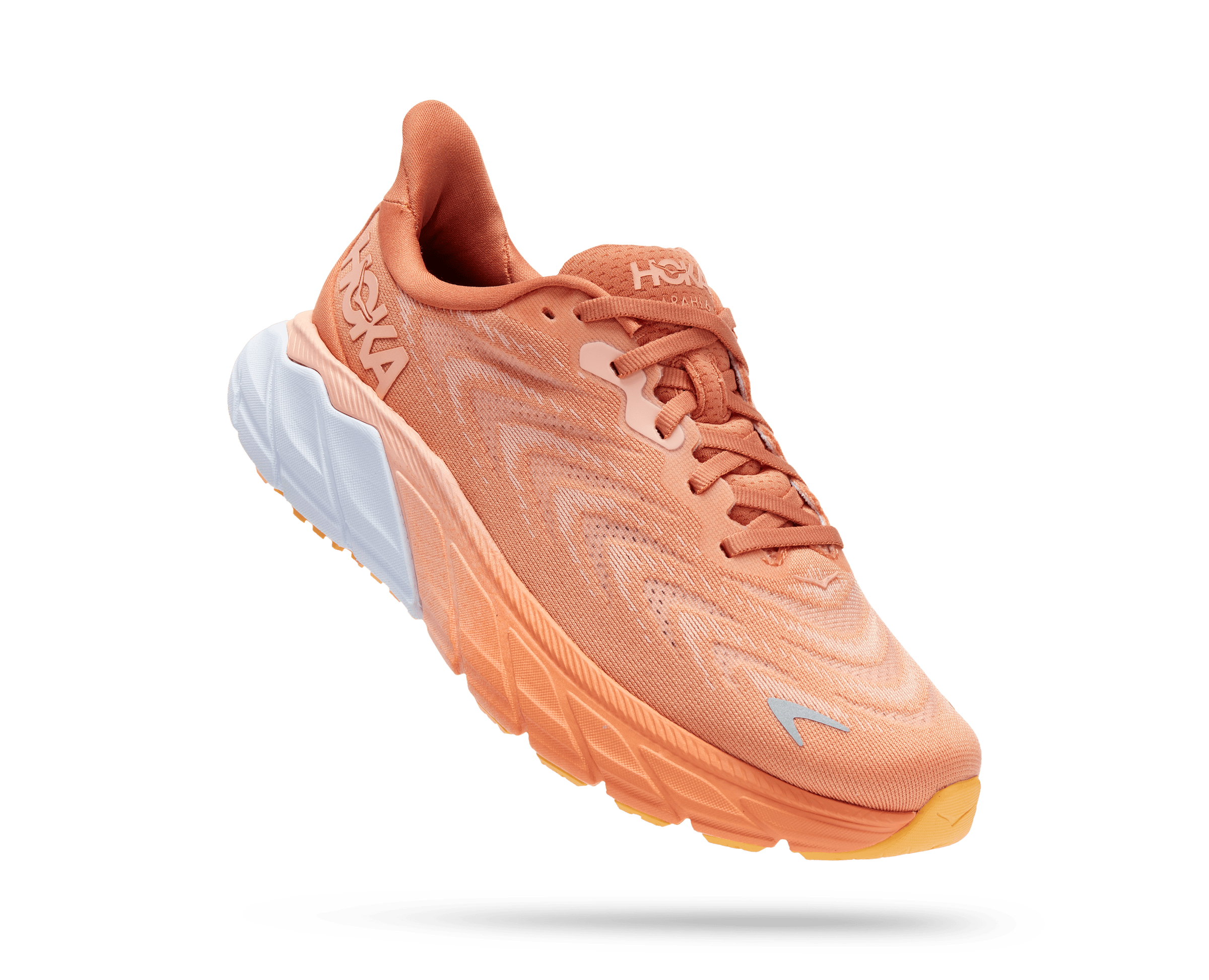 Front angled view of the Women's Arahi 6 in the color SUN BAKED / SHELL CORAL