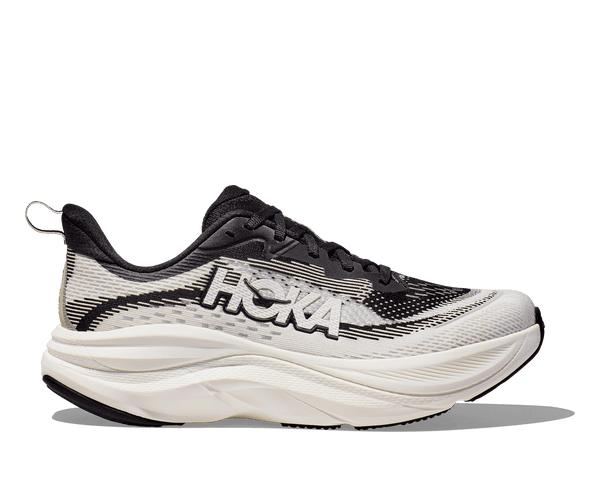 Designed to elevate your daily running practice, the Hoka Skyflow combines premium Skyward X-inspired geometry with upgraded foam compounds, taking everyday miles to the next level. 