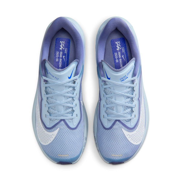 Light blue laces are used on this shoe.