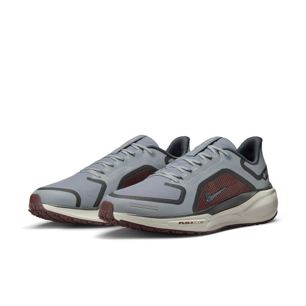 The middle part of these Pegasus 41 shoes have a reinforced materail with a black Swoosh logo in the middle.