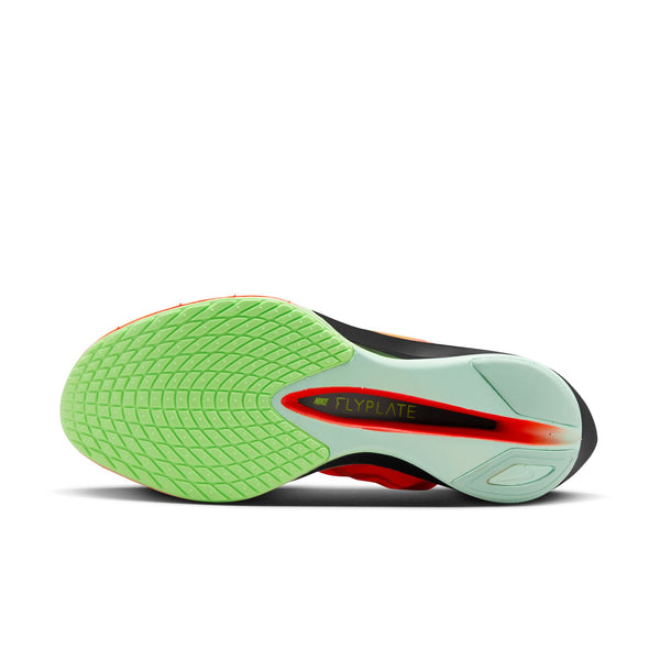 The full length carbon fiber Flyplate has a higher angle than the Vaporfly 3 and combines with a lower heel-to-toe drop to give you a propulsive feel on race day.