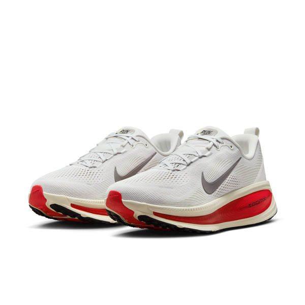 The mddle part of the outsole in this shoe has the same red color as the midsole.