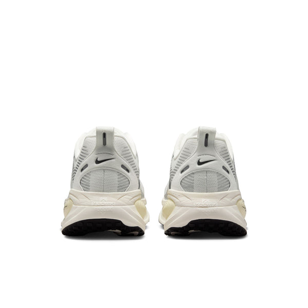 The heel area of the Vomero 18 has a look that is similiar to old school Vomero's for a fashion look.