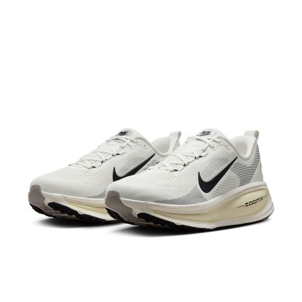 The upper of the Vomero 18 is made out of a very soft looking mesh.