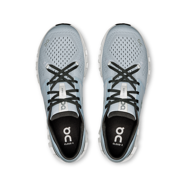 THe Cloud 4 X has a unique lacing design hat provides function and also fashion.