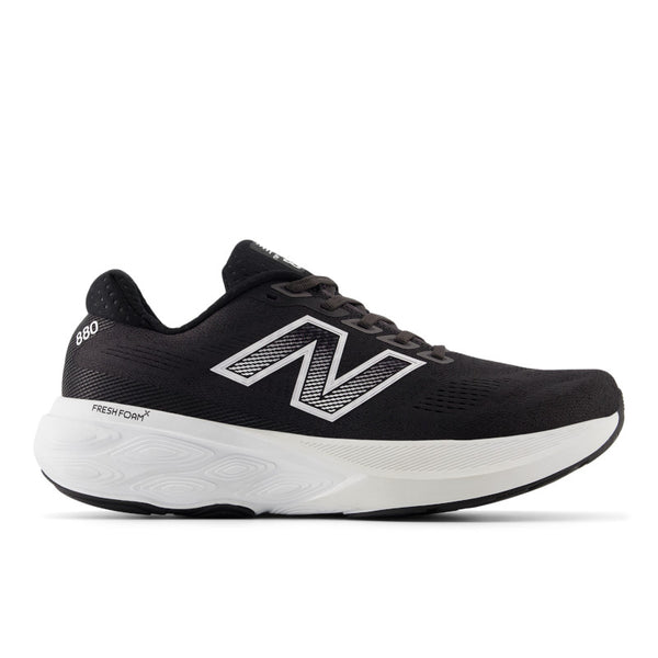 This men's NB shoe is a very core and basic model in the black and white colorway.