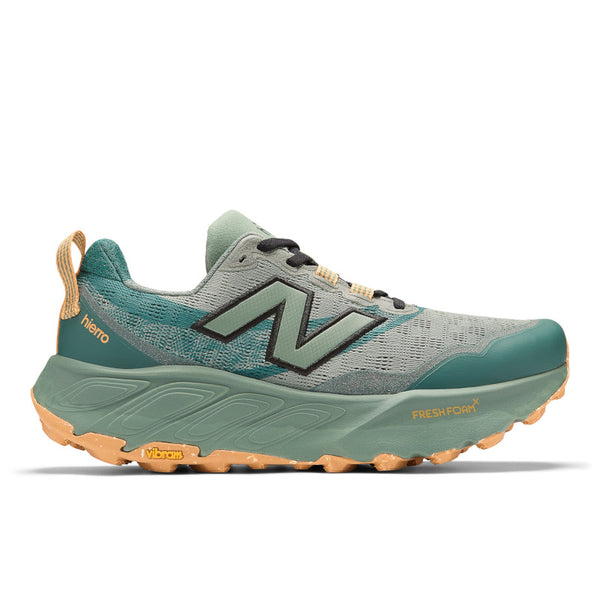 The lateal side of this NB trail shoe has an N logo with a black outline.
