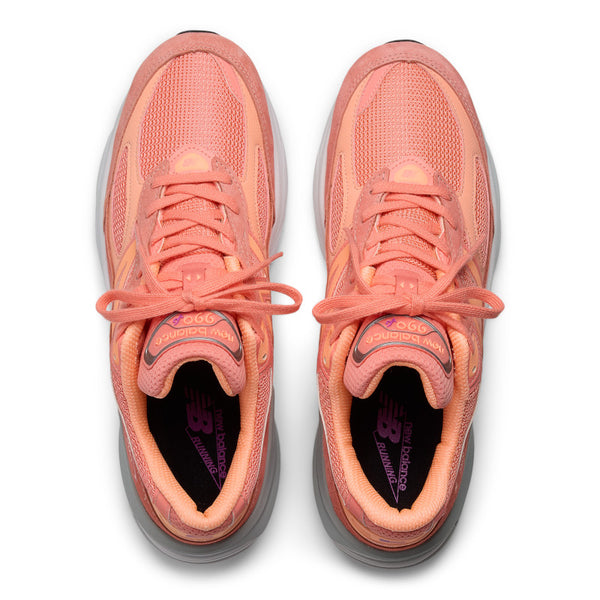 The 990V6 has a few overlays that bring a premium look to this shoe.