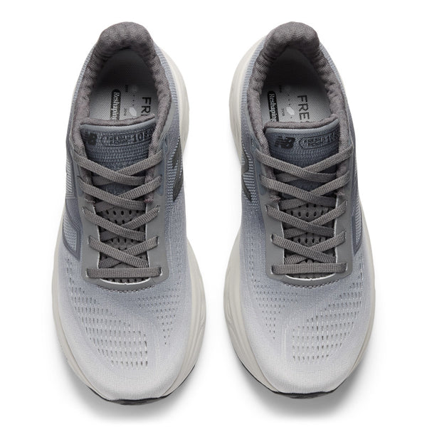 The collar of this NB running shoe is the same grey color as the laces.