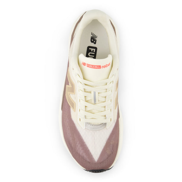The off white color of the tongue matches the angora colorway of the upper very well.