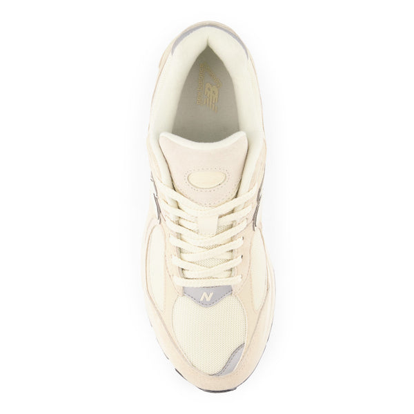 The only parts of the shoe that are not the same tonal color are 2 very small hits over the toe box.