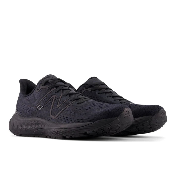 Front angle view of the Men's New Balance 880 V13 in all black