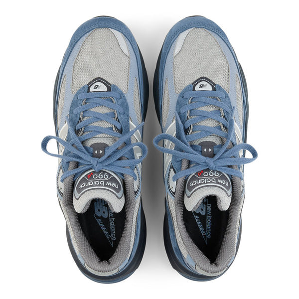 The 990 V6 has a few overlays of suede giving the shoe a fashion look.