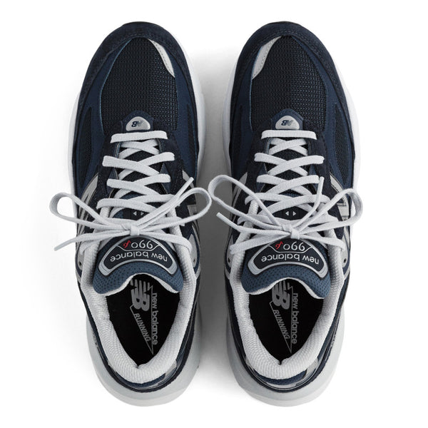 The 990 V6 has white laces that work perfectly with this Navy upper.