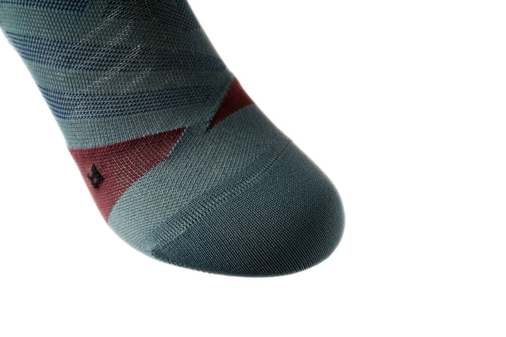 Zoomed in view of the Toe area on the right foot of the Men's ON Low Sock in the color shadow mulberry