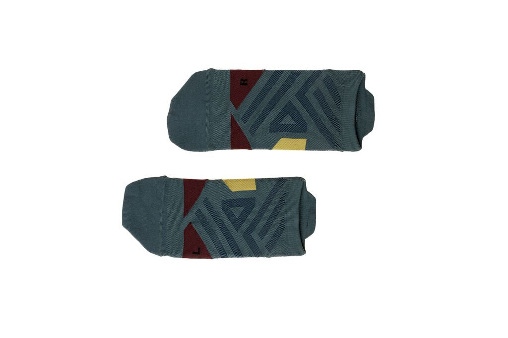 Over view of the Men's ON Low Sock in the color shadow mulberry