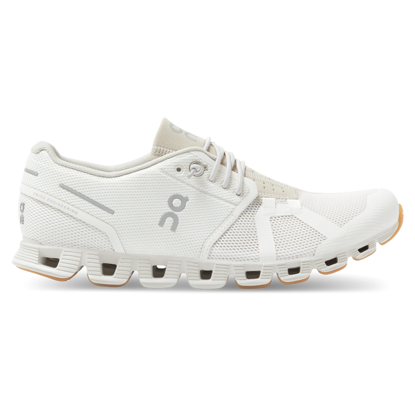 The Women's Cloud from On is loved by people in the know worldwide. Made to perform all day, every day for active people on the go - wherever they go. Slip the shoe on for a quick workout a the gym, on and off at airport security and everywhere in between! Plus it looks great.