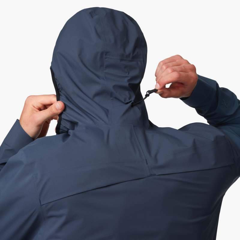 Back zoomed in view of the hood on a male model wearing the Men's Waterproof Anorak by ON in the color Navy