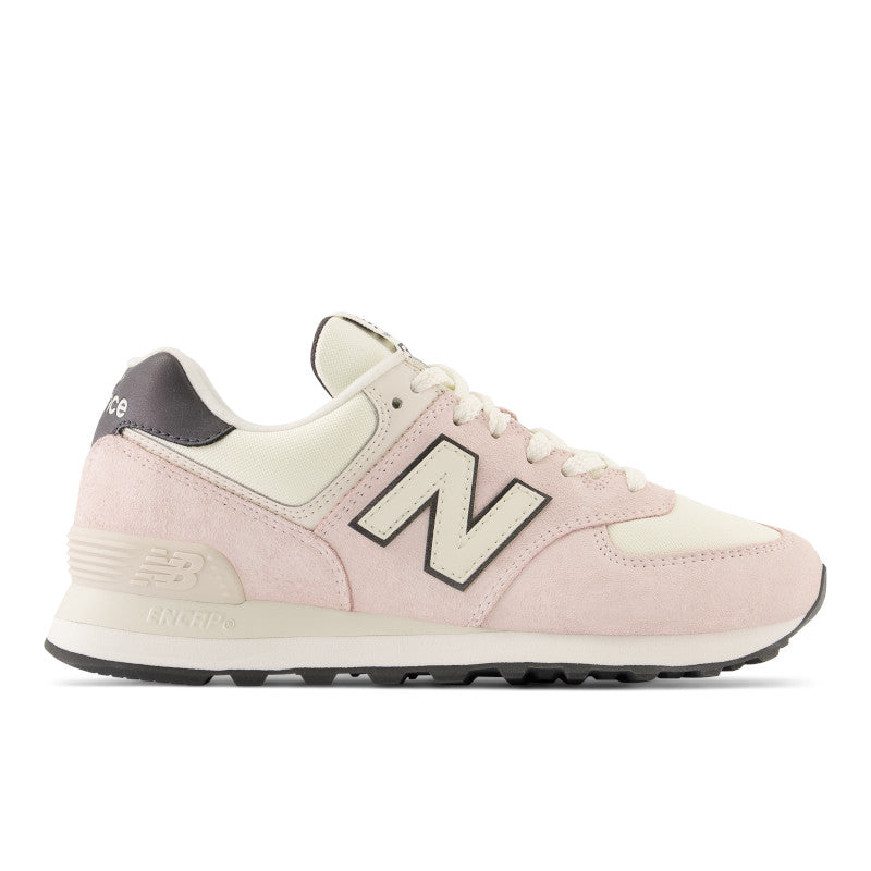 The 574 from New Balance is one of the most classic shoes of all time. This women’s throwback sneaker is a symbol of ingenuity and originality — no matter how you wear it.