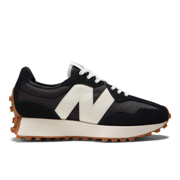 This women's 327 has a very classic look. It is a black shoe with a oversized N logo in the medial part of the shoe in white