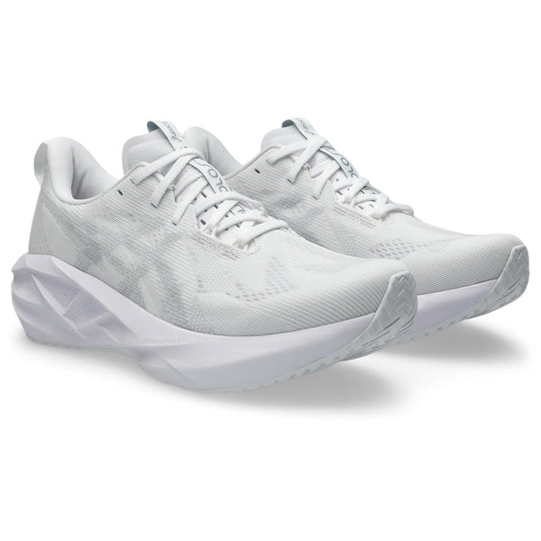 The men's Novablast 5 looks like a fast and sleek running shoe.