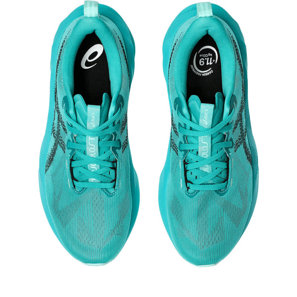 The laces and tongue of this Men's running shoea re the same teal color as the upper.