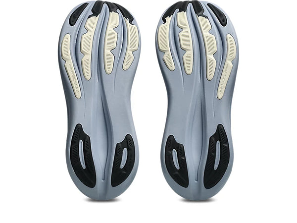 Black and cream rubber is used on the outsole. 