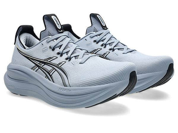 A black Asics logo is in the middle of the upper on both sides. 