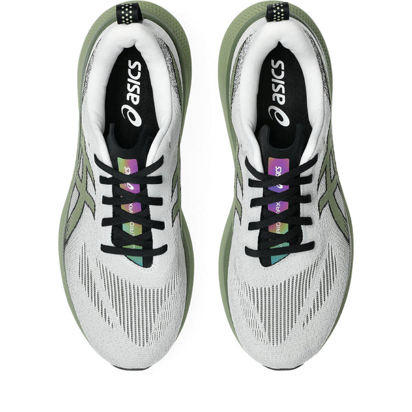 Black laces are used to match the black tongue of this shoe.