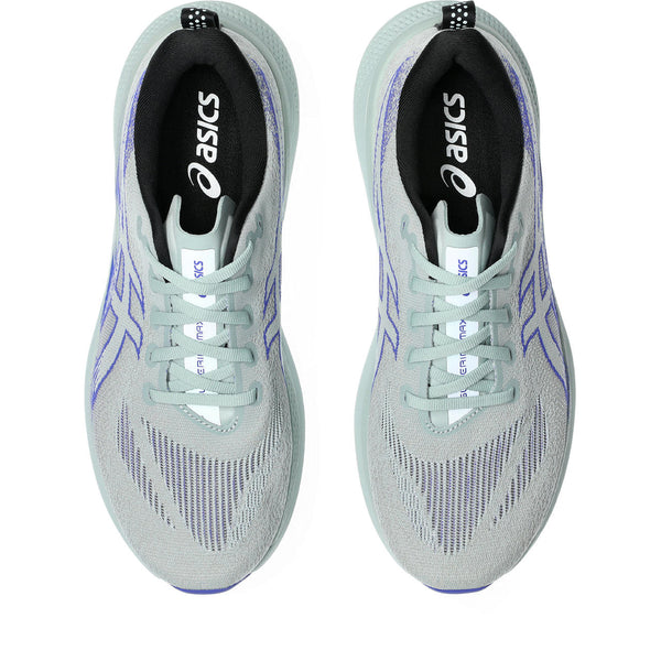 Light teal laces are used to match the upper. 