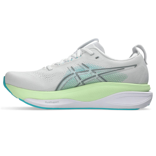 The top half of the midsole is light green while the bottom half is white. 