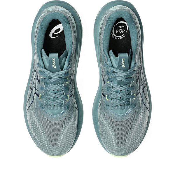 Teal laces are used to match the upper.