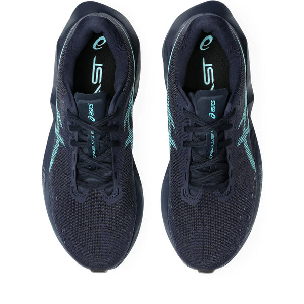 Navy laces are used to match the upper.