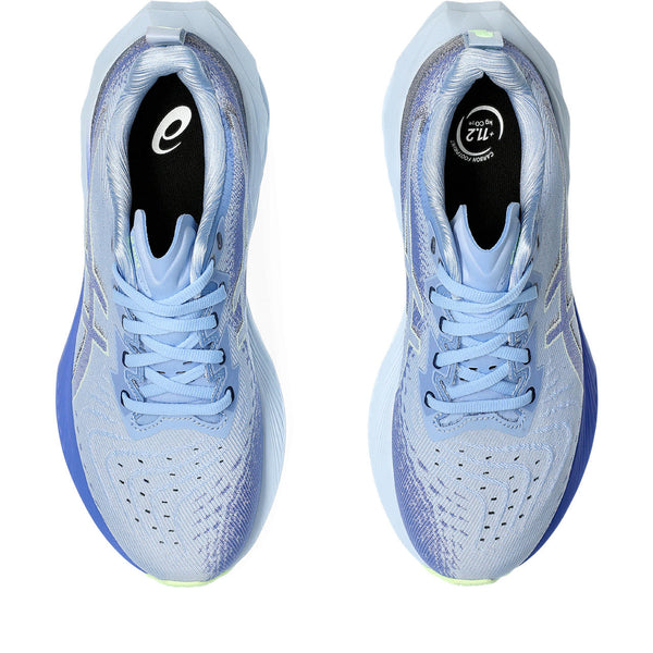 When viewing the Novablast 4 from the top the darker blue color of the flared out midsole