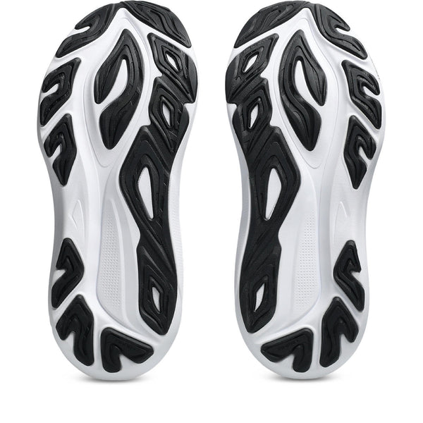 Black rubber is used on the outsole of the shoe which contrasts against the white midsole. 