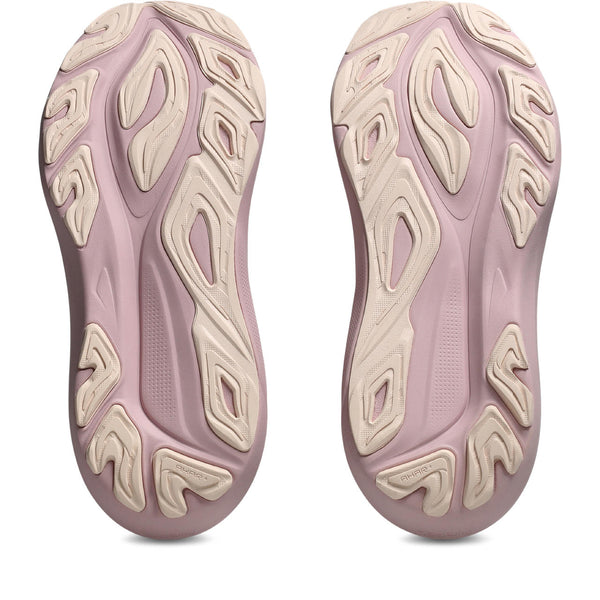 Light pink rubber is used on the outsole. 